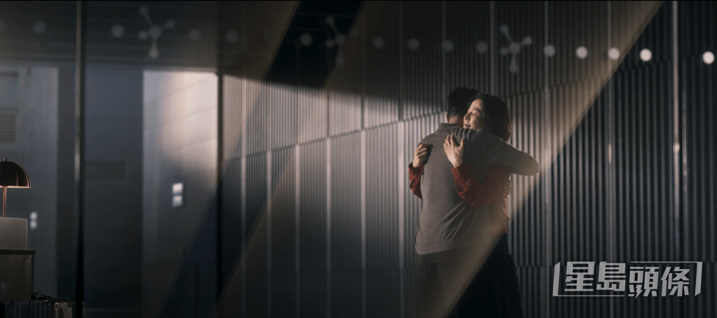 MV中包含了兩人擁吻的場面。