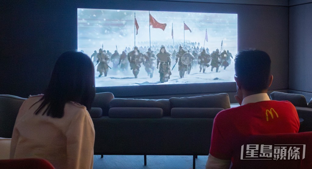 他們與粉絲一同實時觀看《無時空之戀》MV首播。