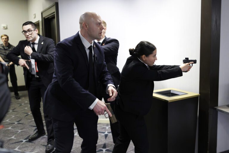 晚宴槍擊事件後 白宮將檢討特朗普維安措施