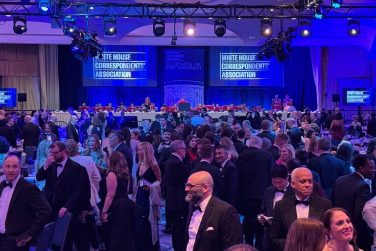 特朗普又逃過一劫——但這次，連記者都差點中槍