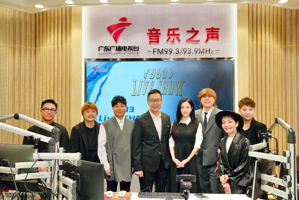新城廣播團隊到訪期間，與音樂之聲《993LIVE SHOW》主持人林琳（右四）及其他同仁合影。
