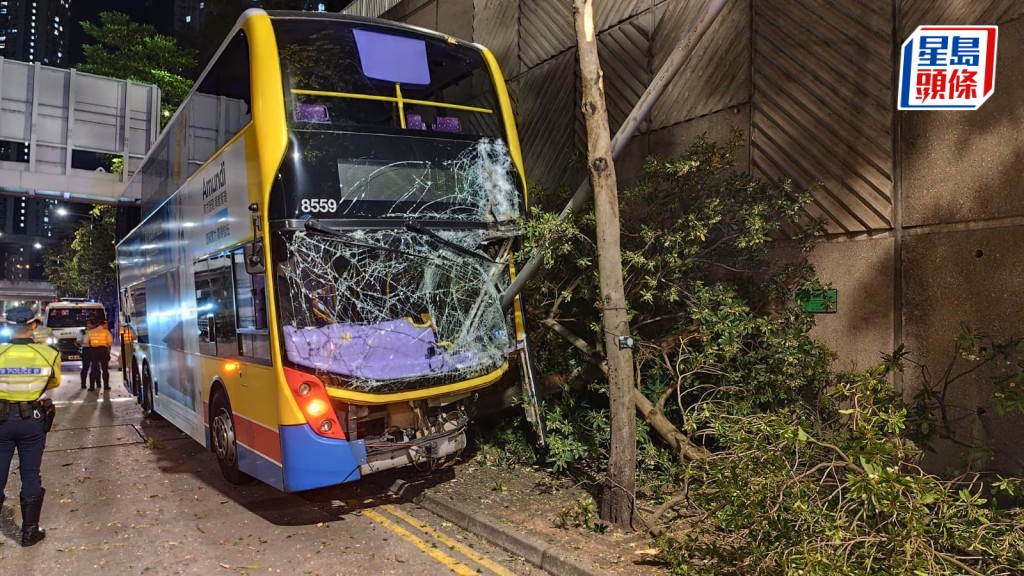 荃灣青山公路城巴深夜撞壆 無人受傷 車長即時停職