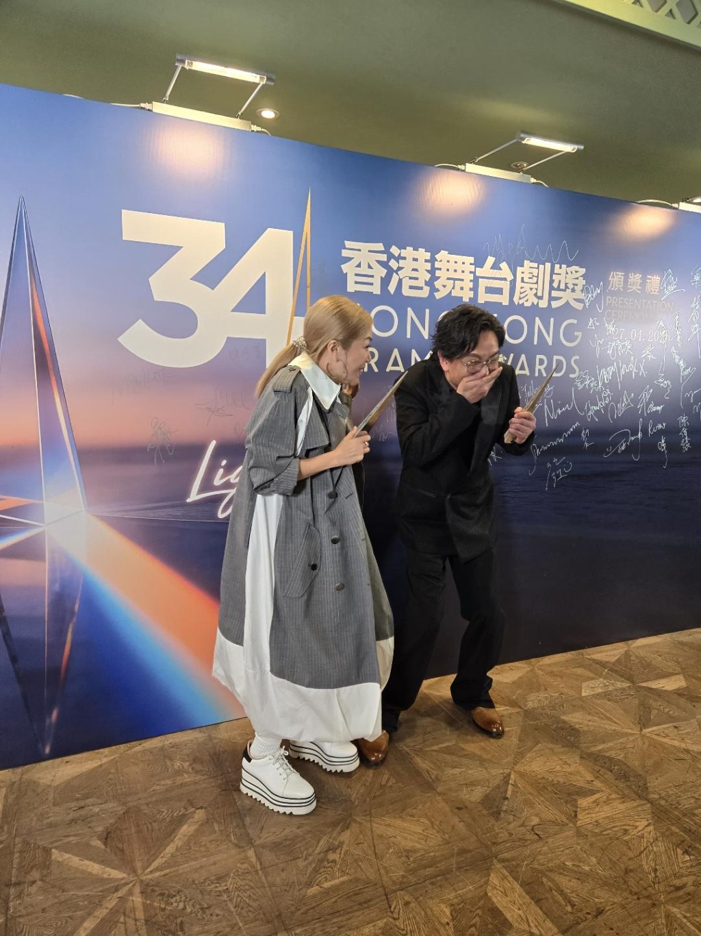 彭秀慧在台上展露燦爛笑容。