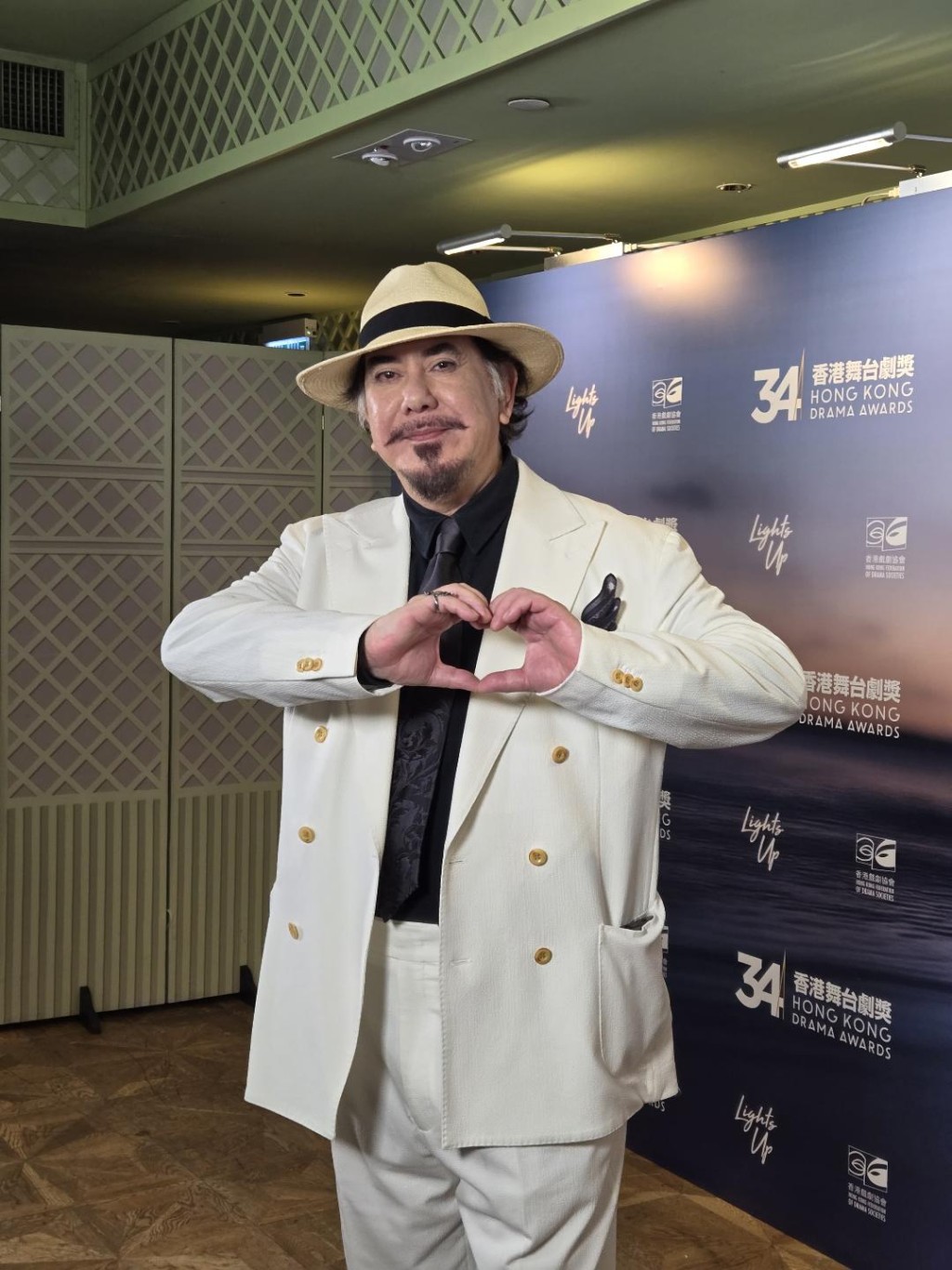 黃秋生向現場觀眾送上飛吻。