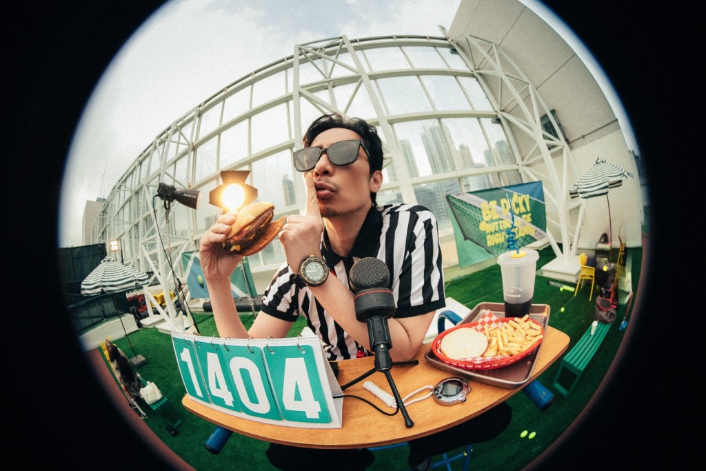 強尼友情客串演出《PICKY》MV。