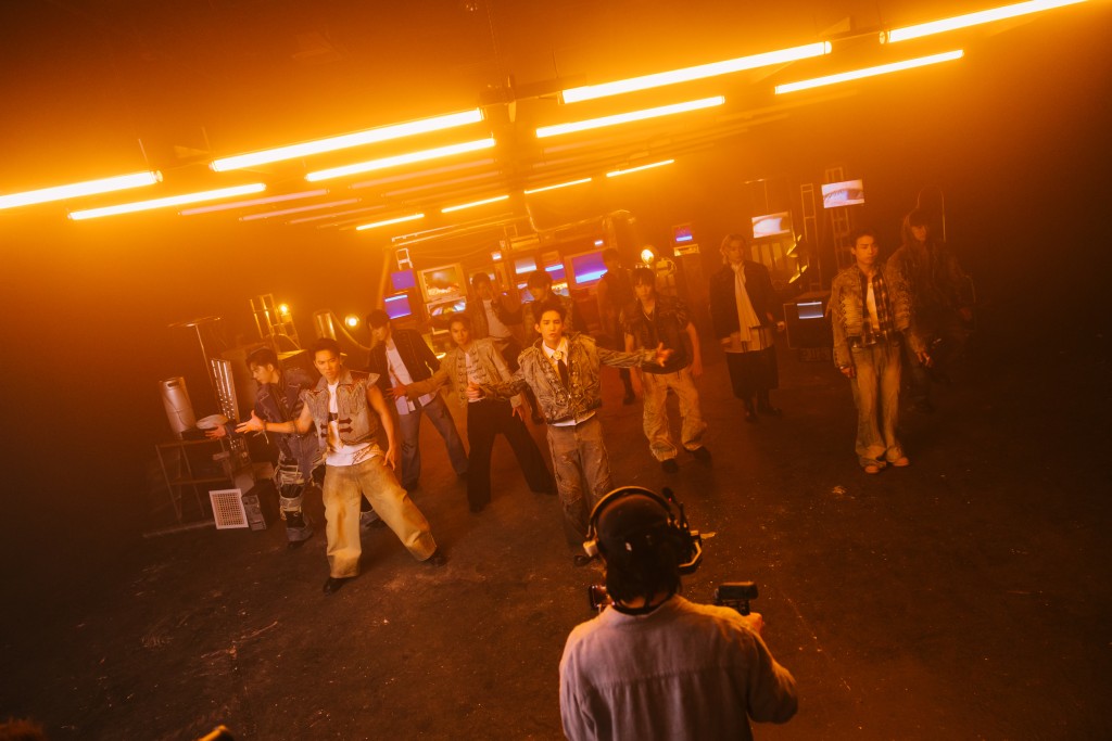 新歌《ATTENTION》由合作無間的排舞師PangPang負責編舞。