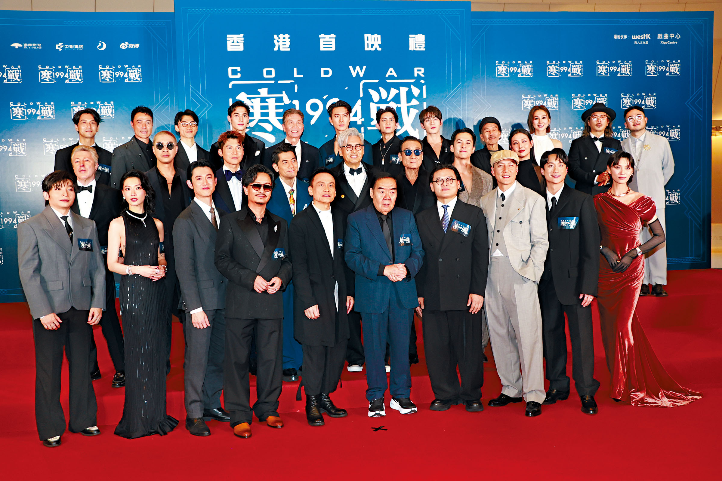 眾演員在紅地毯大合照時，發哥與梁家輝、郭富城主動讓出頭排C位。 .c2/c3 發哥感性向梁家輝和城城索吻，兩位男士雖然怕羞但照做。