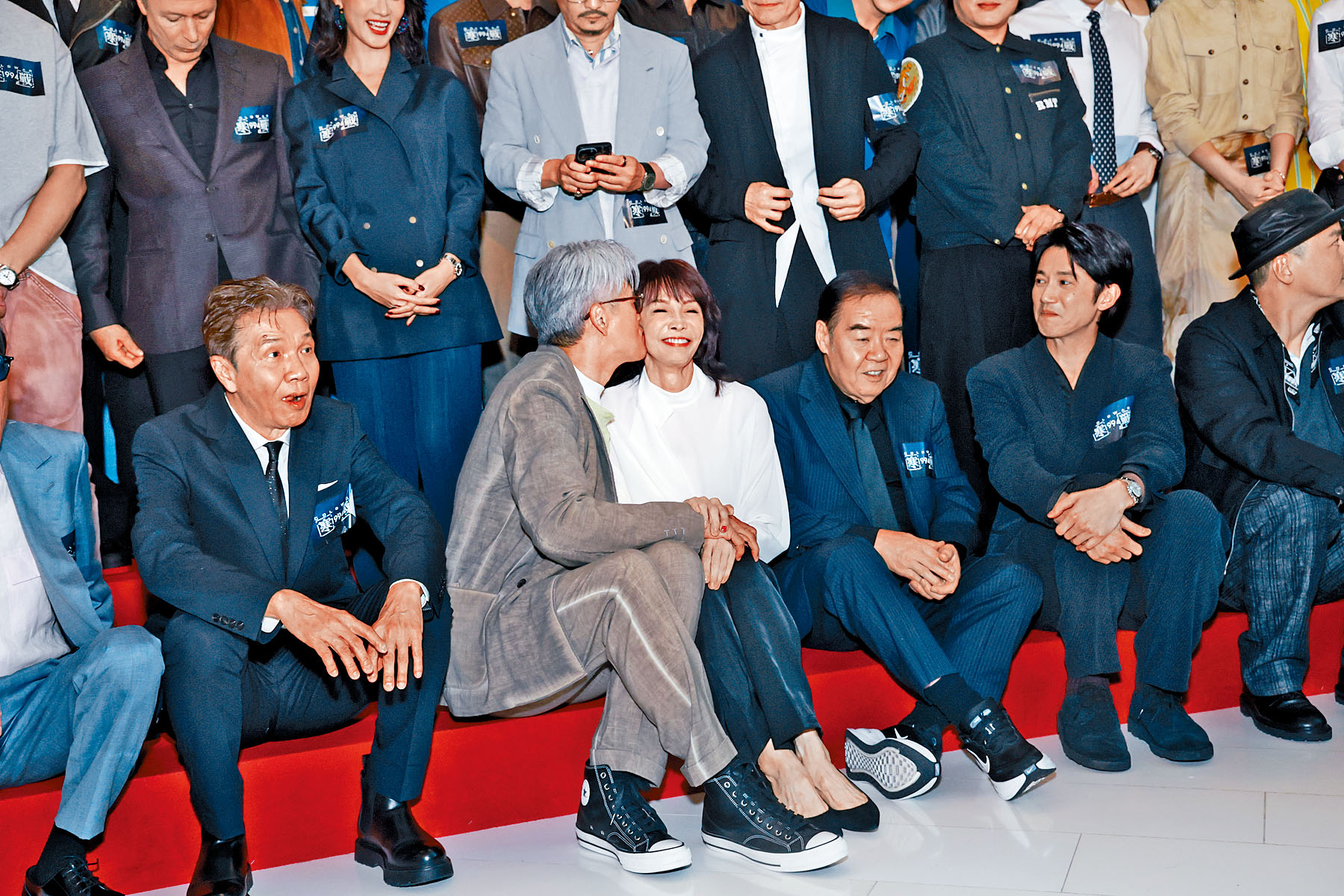 發哥向主持人Do姐獻吻，對方好受落！