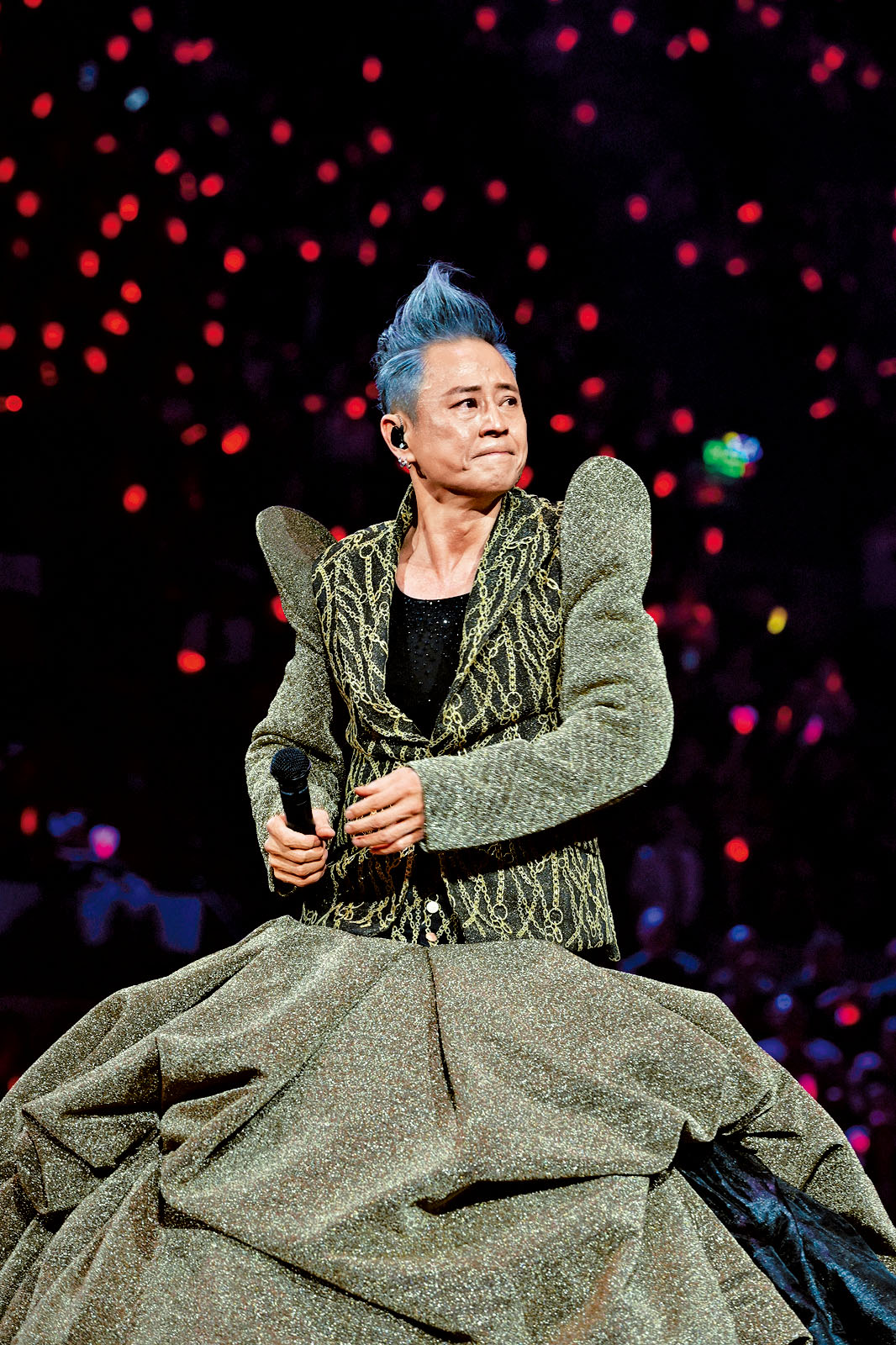 蔡一傑在台上分享抗癌歷程，勉勵同路人。