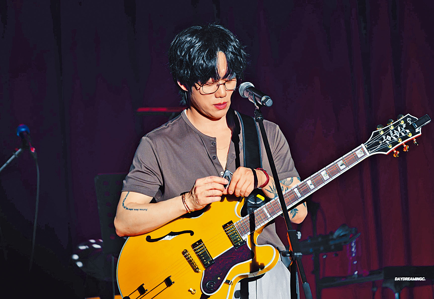 10CM自彈自唱《用背脊唱情歌》。