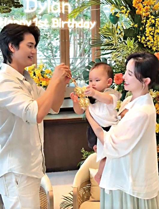 張檬一家三口幸福美滿。網上圖片