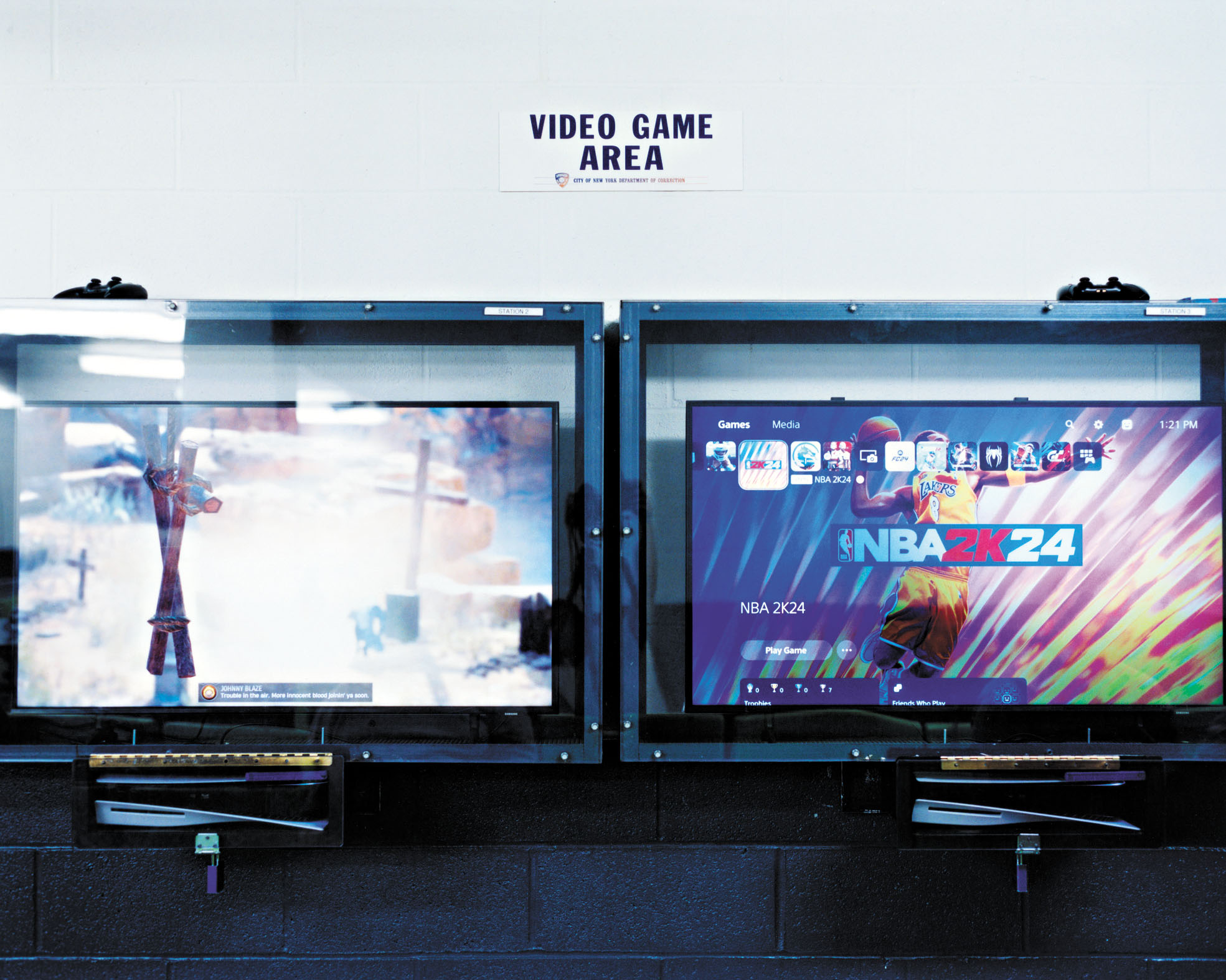 當局於2024年購入20台PlayStation 5主機及逾百個手掣，作為表現良好的獎勵。Abdul Kircher/紐約時報