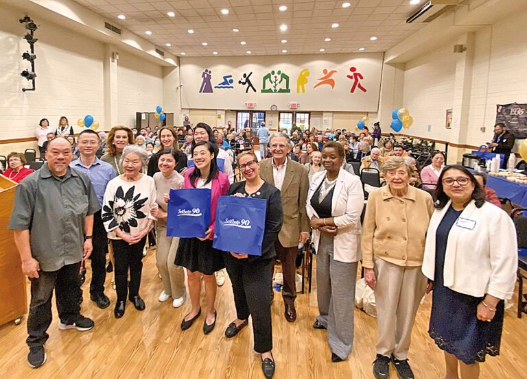 自助社區服務中心慶祝90周年，90位90歲長者同場慶生。 圖片來源：黃敏儀辦公室