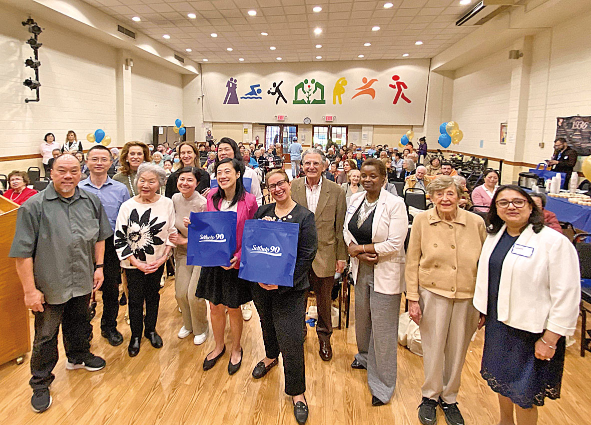 自助社區服務中心慶祝90周年，90位90歲長者同場慶生。 圖片來源：黃敏儀辦公室