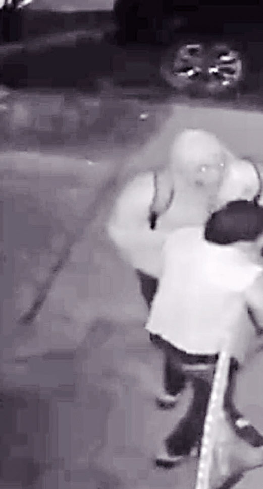 嫌犯(左)與華男(右)撕扯。監控視頻截圖