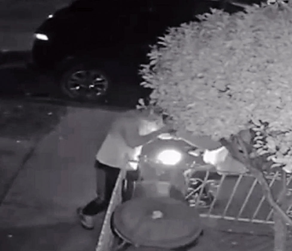 嫌犯(右)開槍擊中華男(左)瞬間。監控視頻截圖