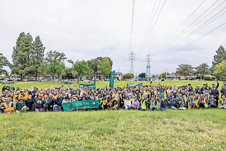 200多志工在聖荷西Brigadoon公園合力種樹，慶祝植樹節。主辦方提供
