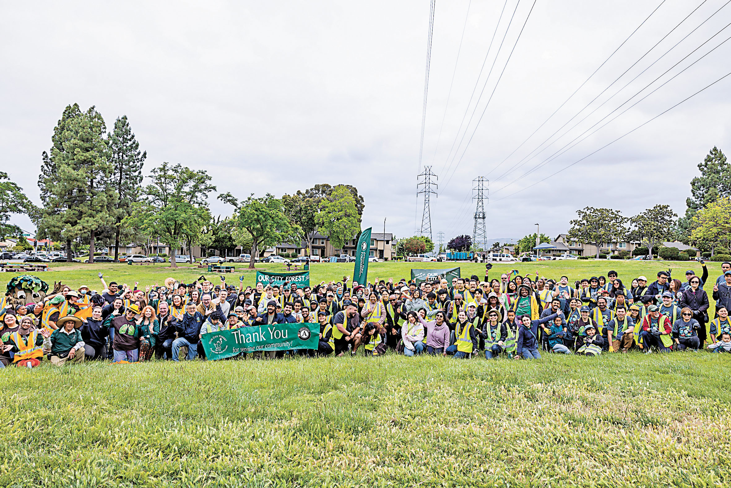 200多志工在聖荷西Brigadoon公園合力種樹,慶祝植樹節。主辦方提供