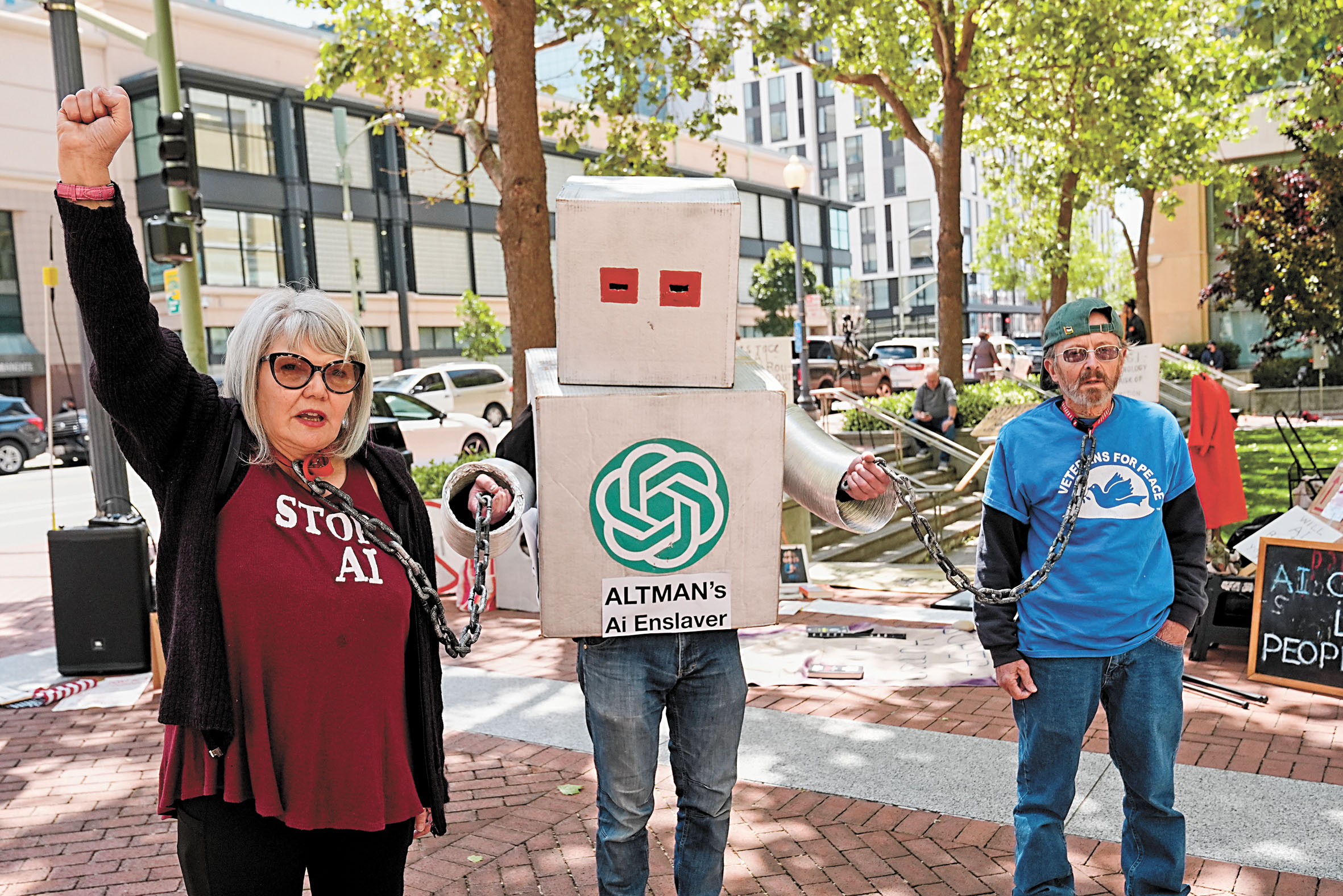 民眾在法庭外示威。美聯社