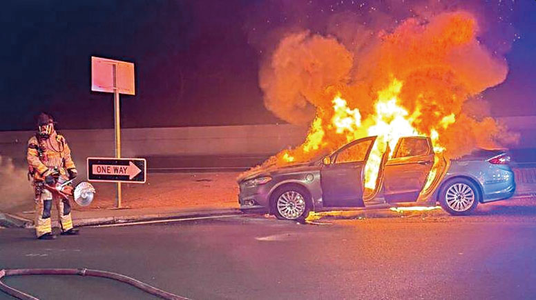 肇事電動車起火。加州公路巡警