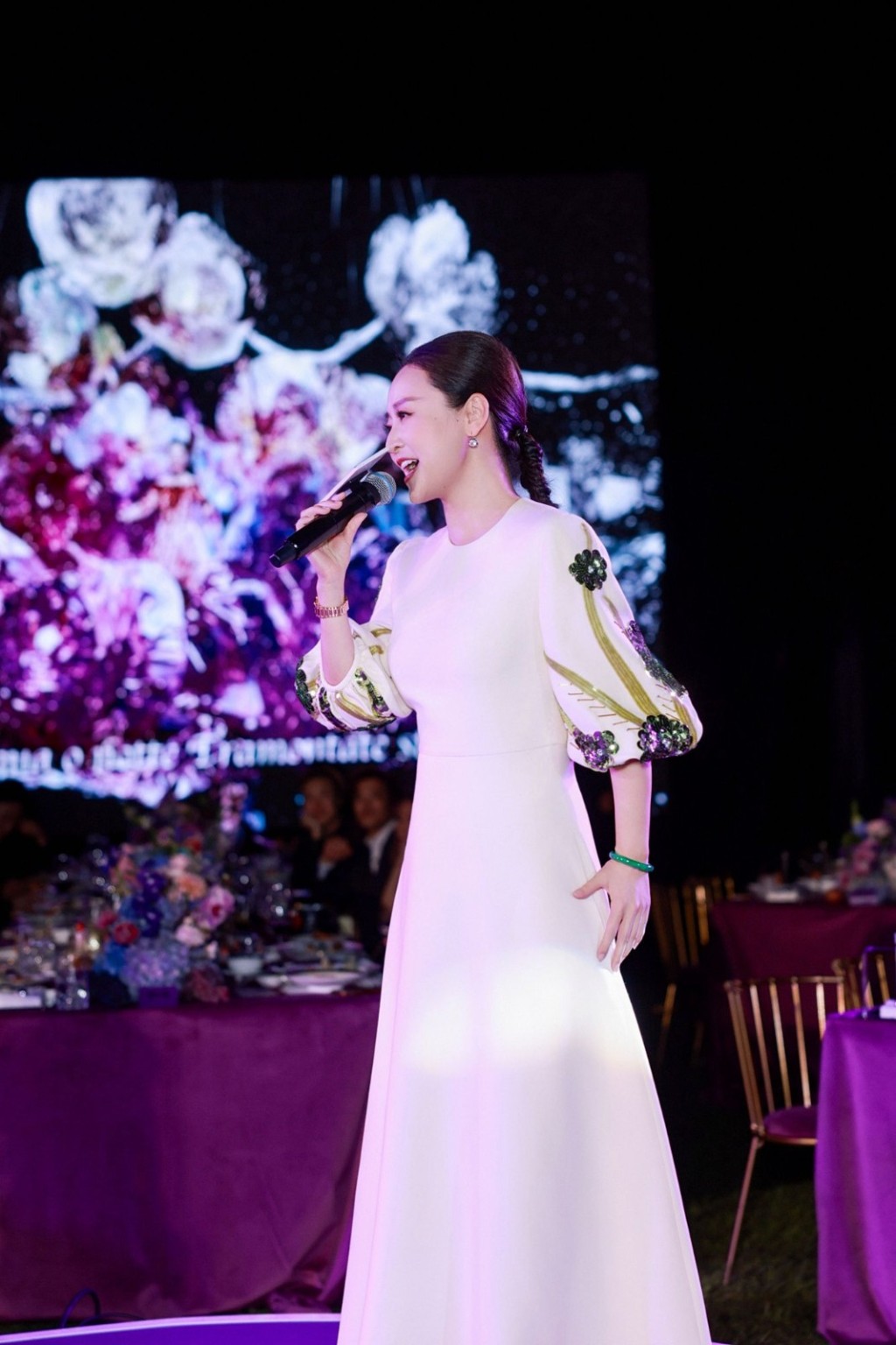 女高音歌唱家周旋在活動上獻唱。