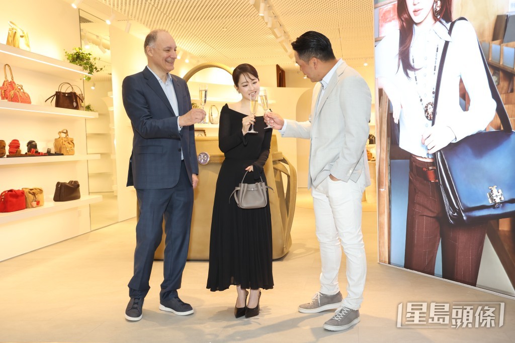 朴寶英在活動中與品牌高層交流互動。