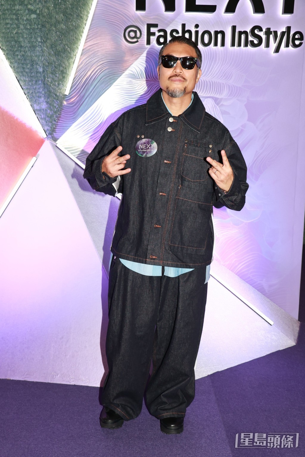 Brian以一身全黑造型亮相。