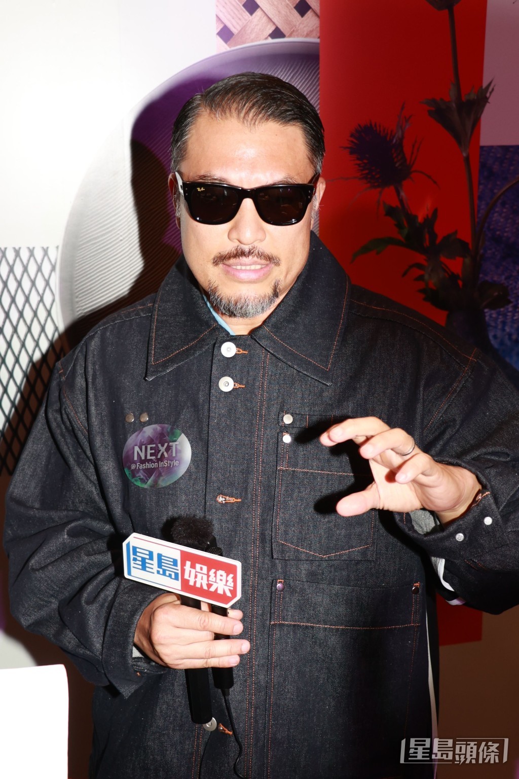 他越講越投入。