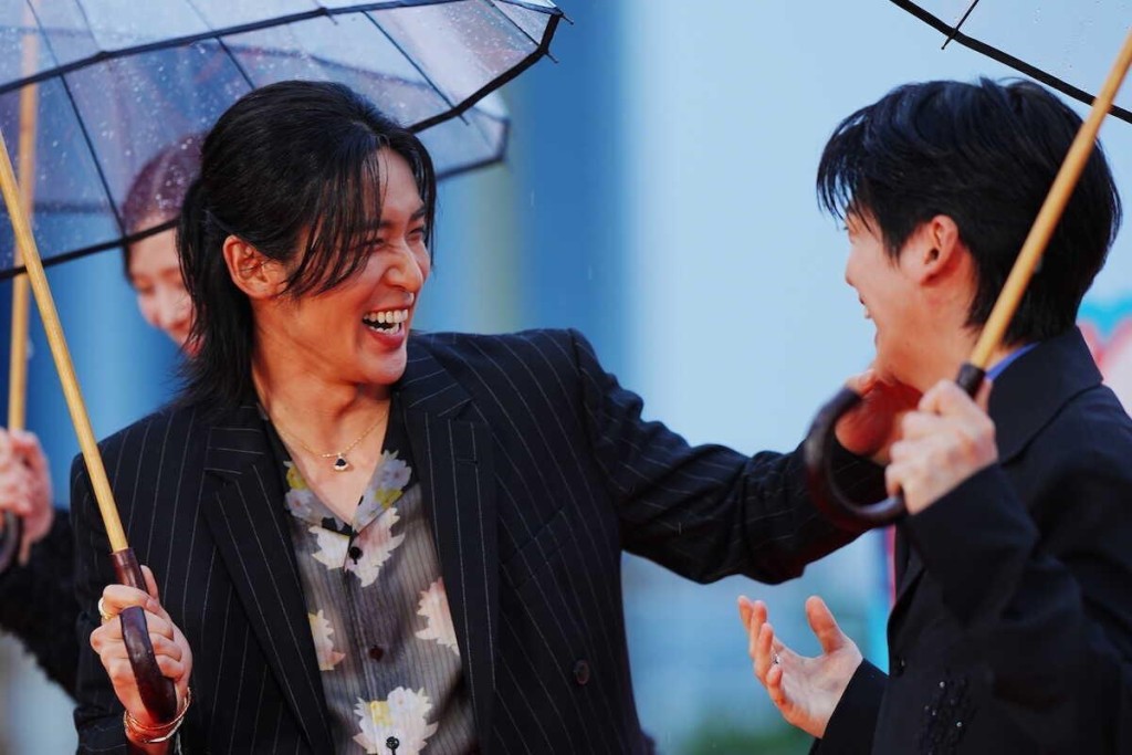 高橋文哉（右）透露，目黑蓮在拍攝現場幾乎不會坐下休息。