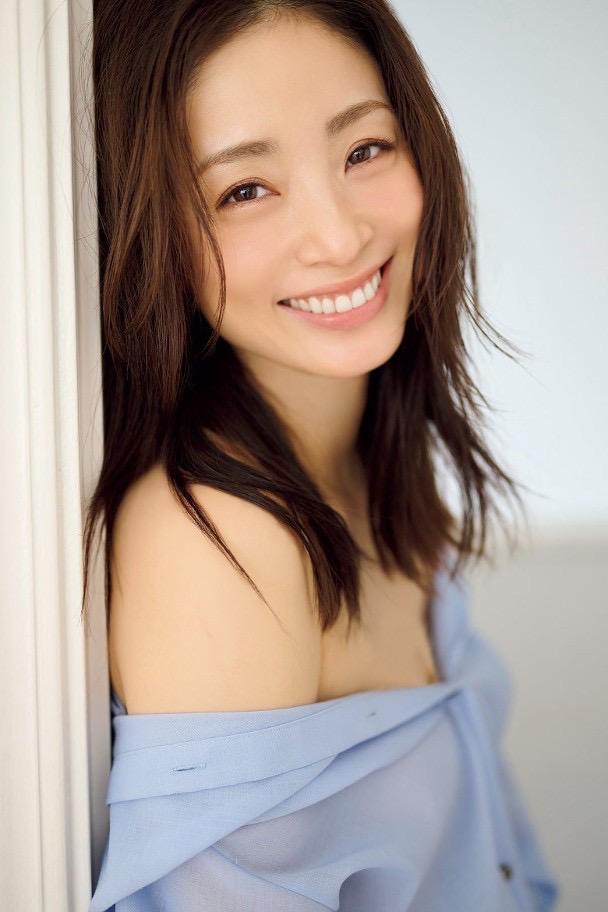 在電影中飾演目黑蓮妻子的上戶彩，當日未有出席首映。