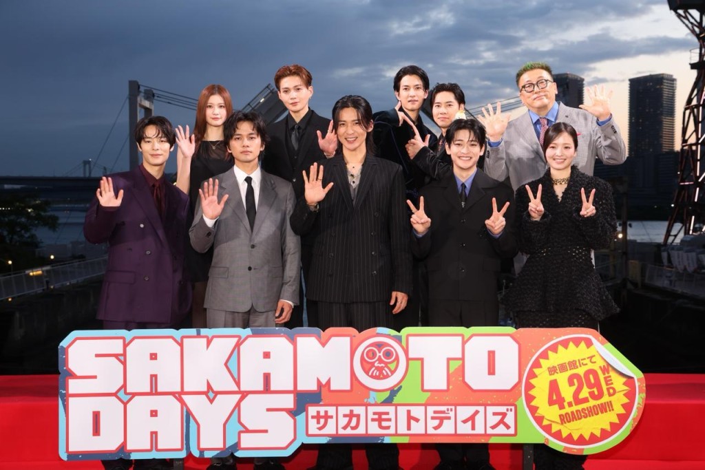 目黑蓮（中）、北村匠海（左三）、高橋文哉（下排右二）等演員齊聚東京，出席《坂本日常》的首映禮。
