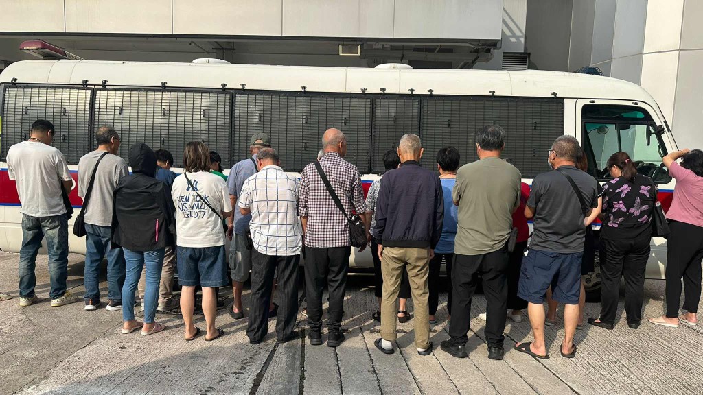 元朗警區打擊非法賭博 天水圍拘24人 最年長82歲