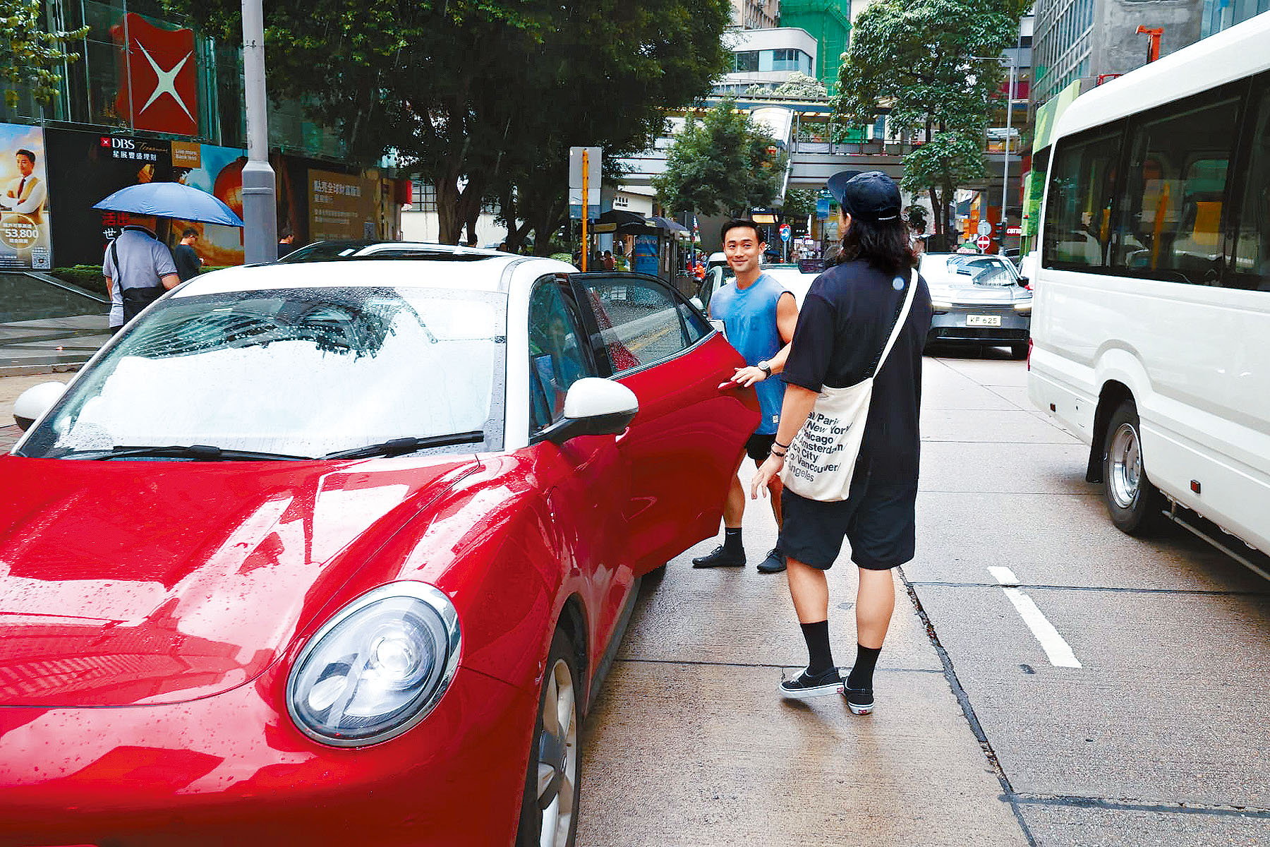 Elvis其後召車駛回原本只需步行往返的健身室。