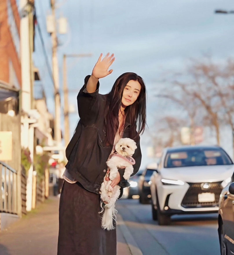 王祖賢近照抱著愛犬，輕鬆愜意。網上圖片