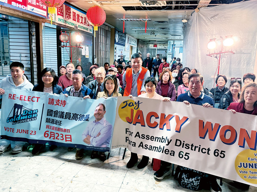 65區民主黨服務處28日在怡東商場舉行亞太民主黨員聯誼茶會，市議員莊文怡為正在參選華埠州眾議員王鏑及民眾造勢，莊文怡表示，曾經多年任職記者的王鏑對華埠社區十分了解，也是對問題找到答案的熱心者，從相互認識多年中，她認為王鏑是個腳踏實地的人。區領袖于金山說，他與王鏑合作反游民所而緊密合作，至今東百老滙遊民所因為抗爭至今仍未開門。王鏑表示，華埠治安不靖，遊民所過多，他希望鼓動華人投票熱情，令州議會多一把華人聲音，改善華埠現在的衰敗。 代表國會議員高德曼助選團葉凌霞也呼籲大家支持高德曼，圖為民眾造勢。圖與文︰周靜然
