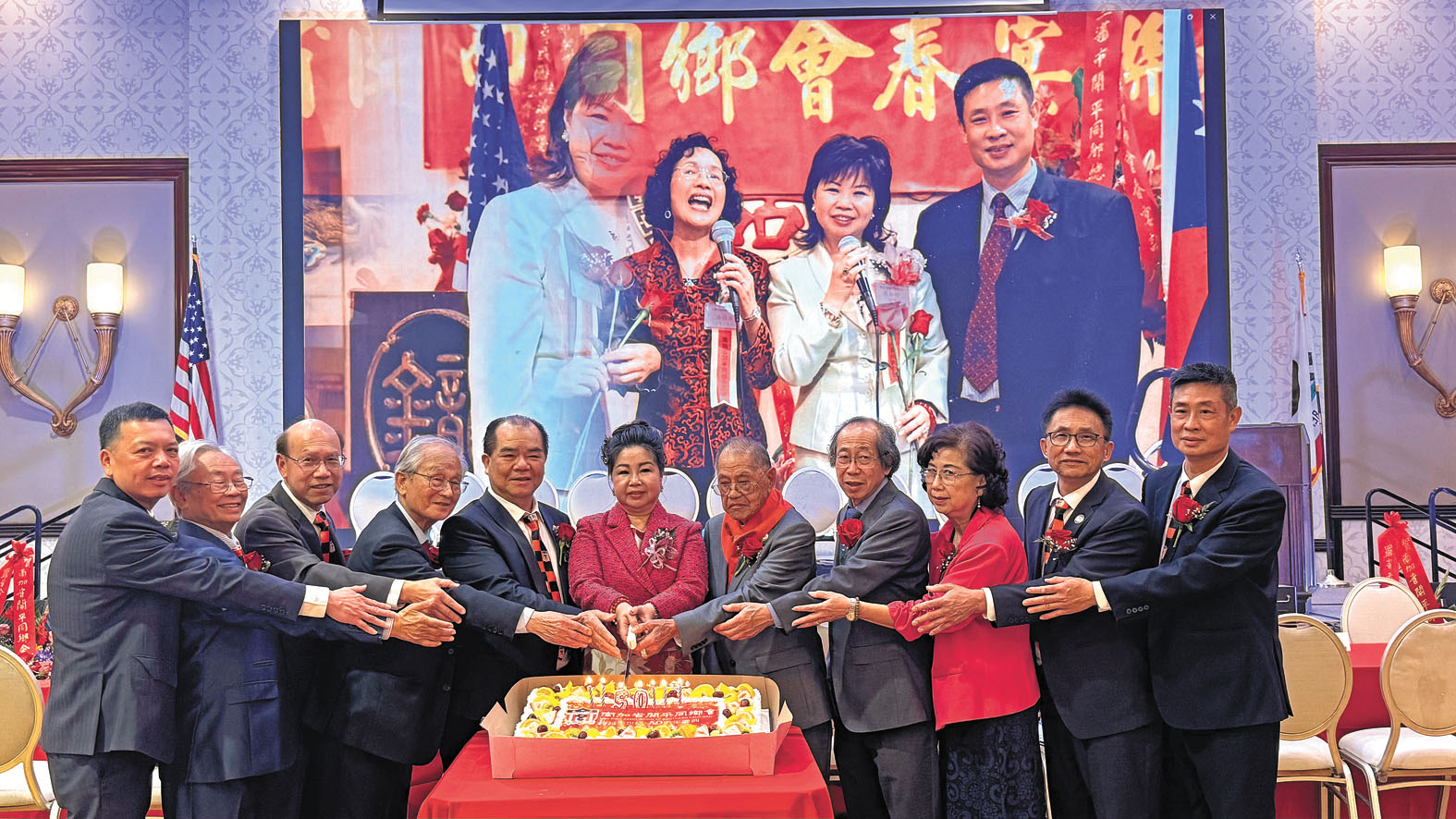 羅淑珍(中)與同鄉會主席、元老、顧問共切生日蛋糕。記者陸新攝