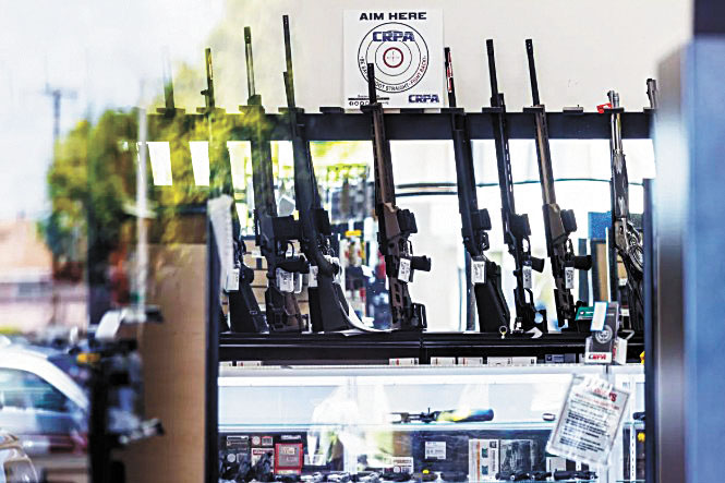 在托倫斯市的特納特納戶外運動商店，步槍整齊地排列在展示架上。洛杉磯時報