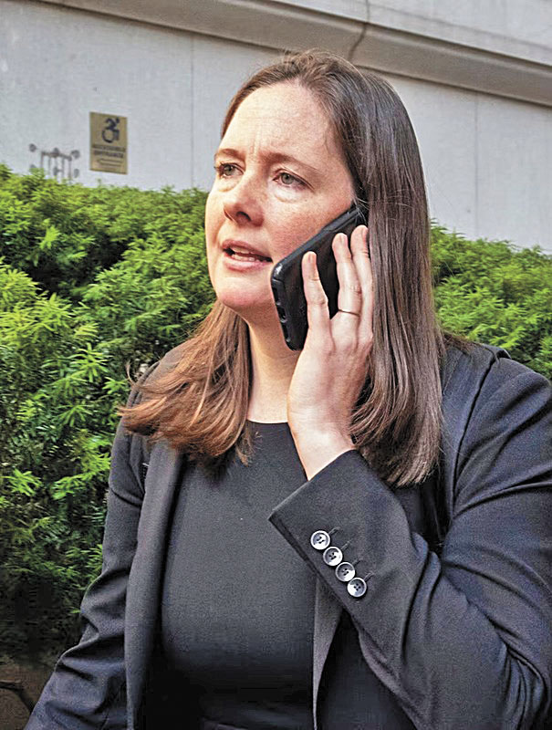 莫琳科米（Maurene Comey）提起的非法終止聘用訴訟案，聯邦法官裁定應留在其法庭審理。美聯社