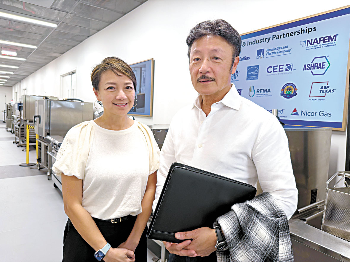 經營餐館設計公司的前香港小姐楊婉儀（左）與其兄Jeff參與活動，認為有助為客戶提供更多節能廚房設計選擇。記者蘇婕雅攝