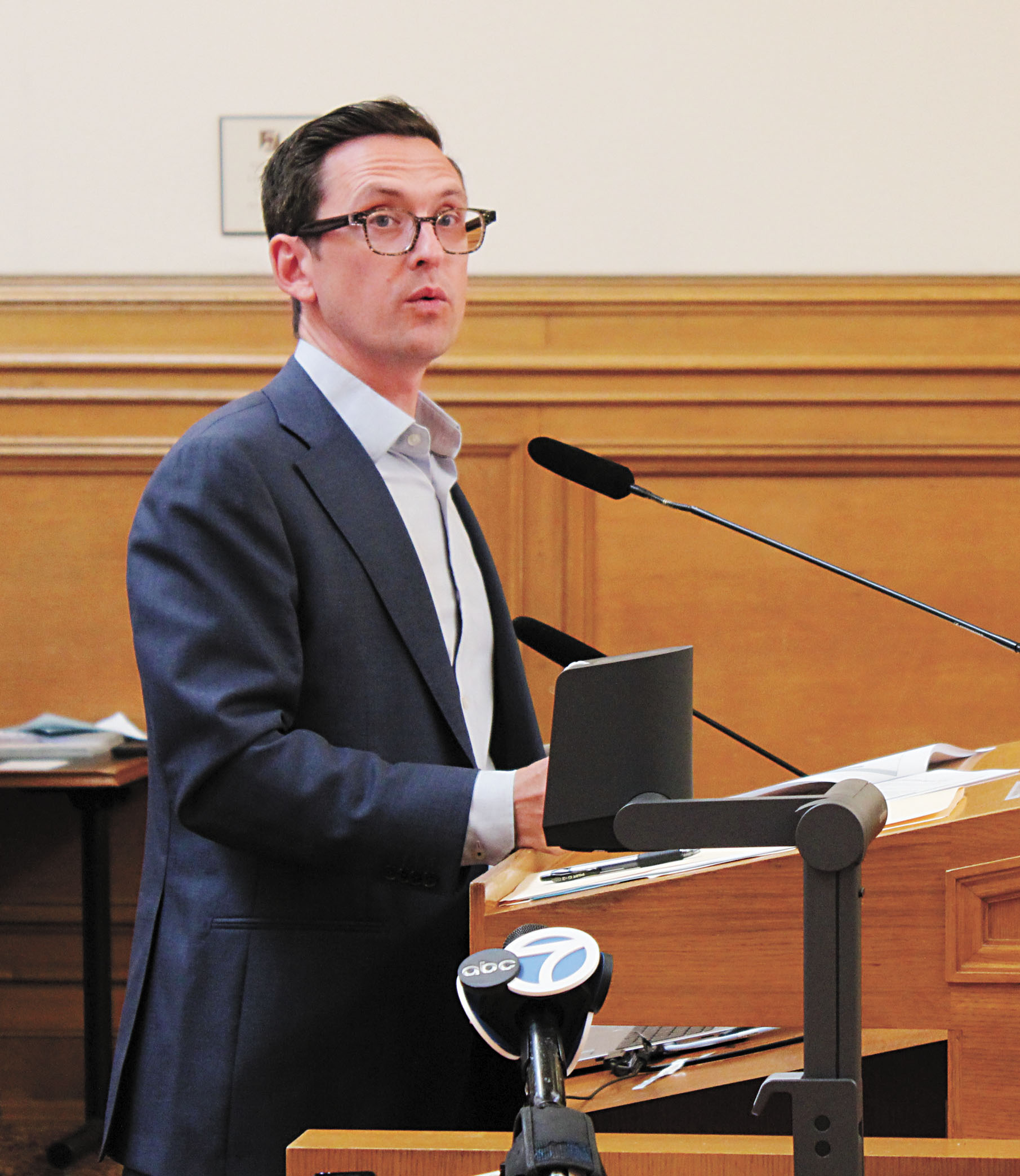 水利局費率主任費萊博說明水費與污水費調漲方案。記者陳程威攝