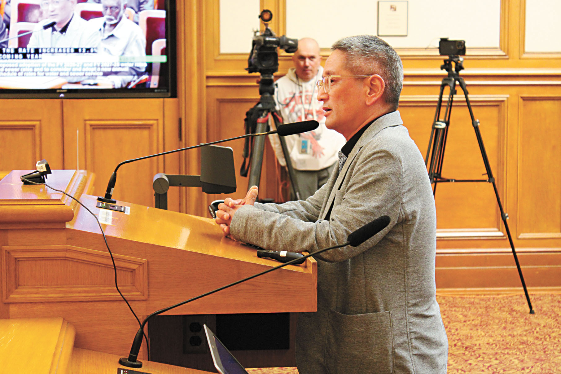 日落區商家周紹鋆呼籲委員會押後部分非緊急資本開支以舒緩加價壓力。記者陳程威攝