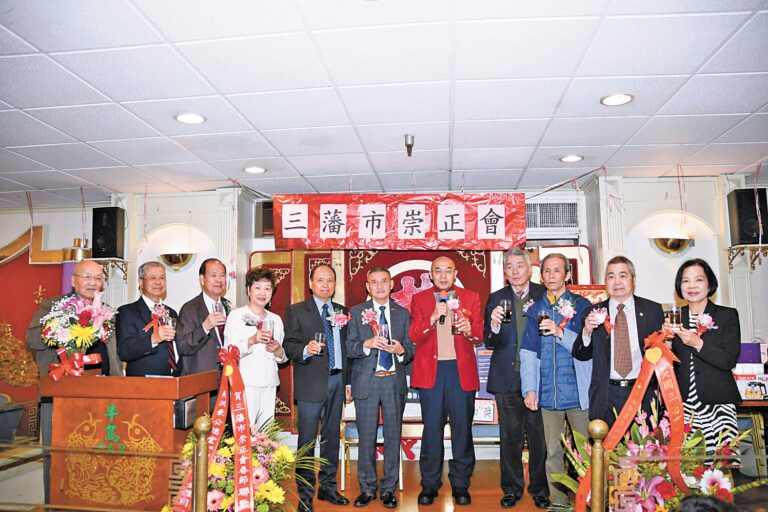 會長黃宇、副會長嚴志堅等首長在慶會上舉杯向嘉賓致以新春美好的祝福。譚國亮攝