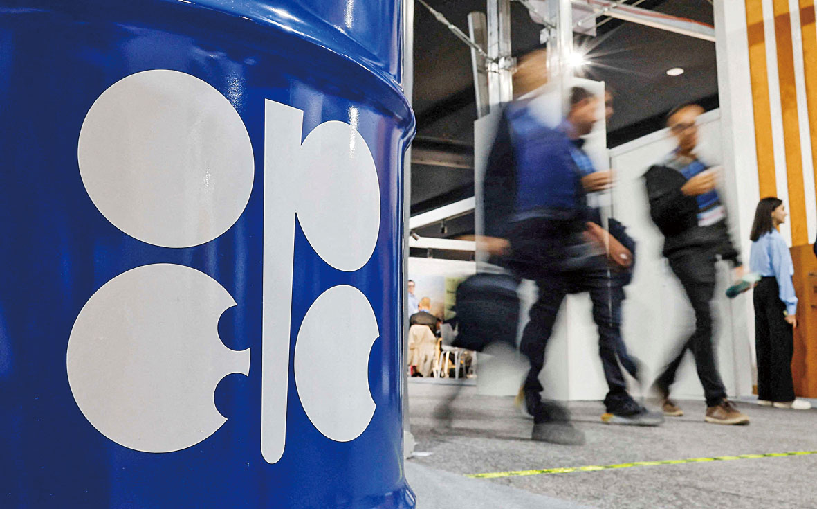 重要產油國阿聯酋宣布自下月1日起正式退出OPEC及OPEC+機制，令OPEC猝不及防。圖為人們走過一個印有OPEC標誌的石油桶裝置。路透社