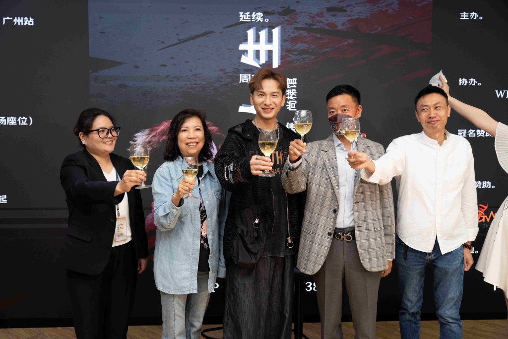 周吉佩與演唱會主辦及協辦單位一同進行祝酒儀式。