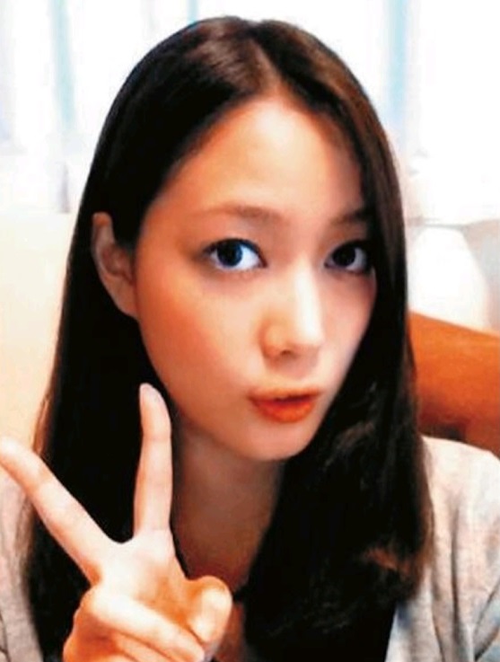 夏目鈴當年曾參演日劇《LIFE人生》，但與大野智的戀情曝光後，被迫退出娛樂圈。