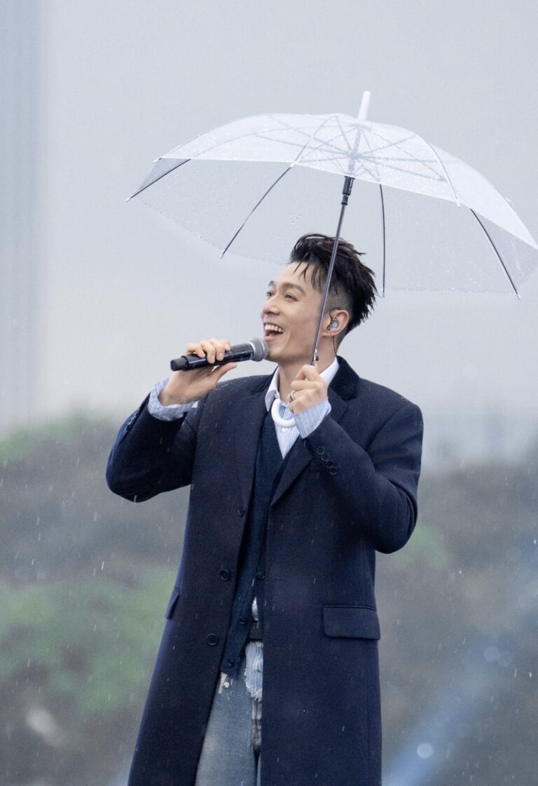 《國潮．藝見新生》深圳上演 周柏豪雨中開唱 吳若希張馳豪接力展港樂