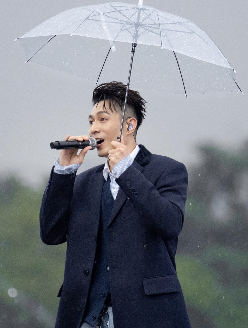 周柏豪當日在雨中演出。