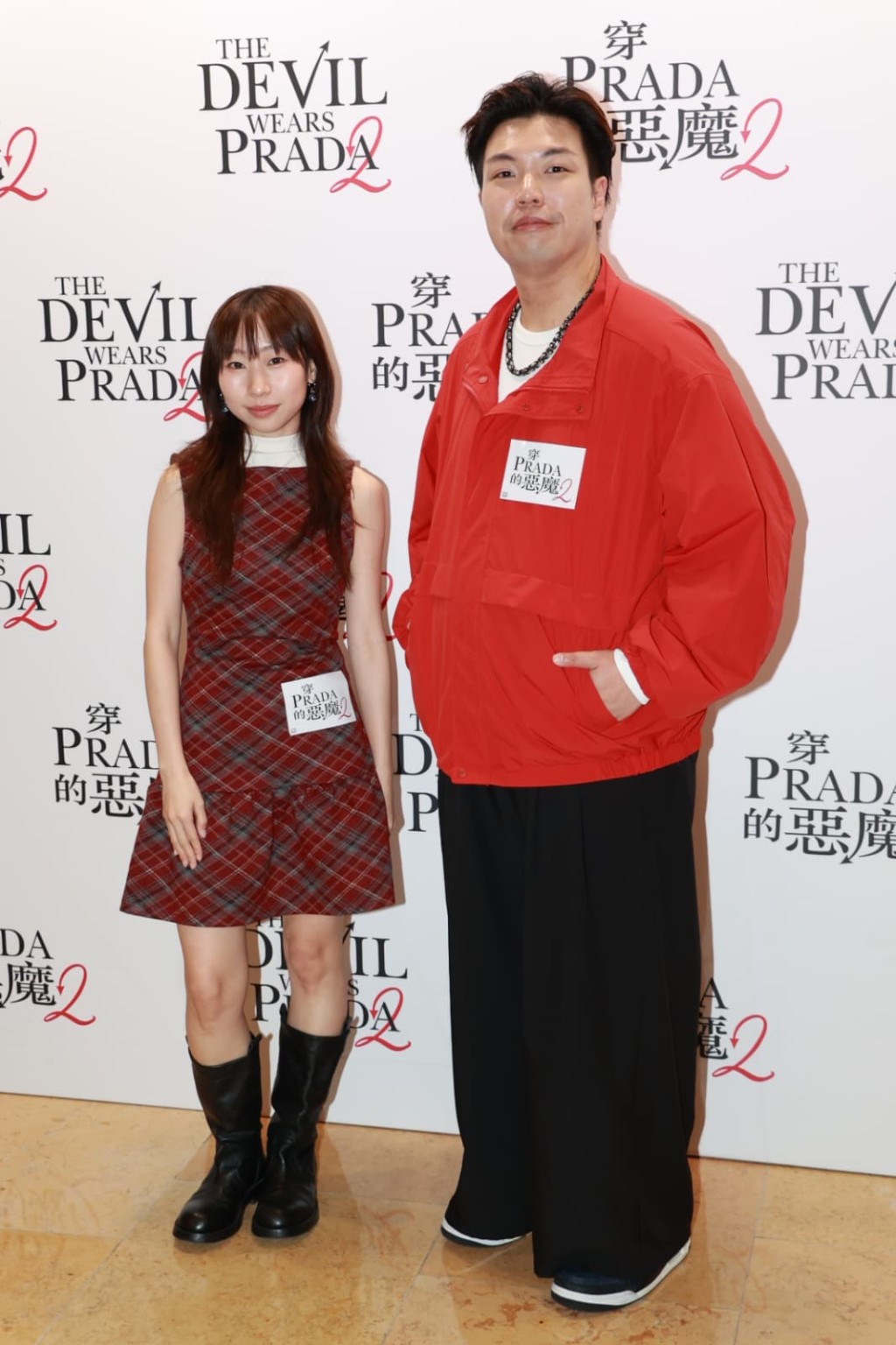 麗英與肥蚊，其中麗英於4月6日前往日本，專訪《穿PRADA的惡魔2》兩位女主角梅麗史翠普及安妮夏菲維。