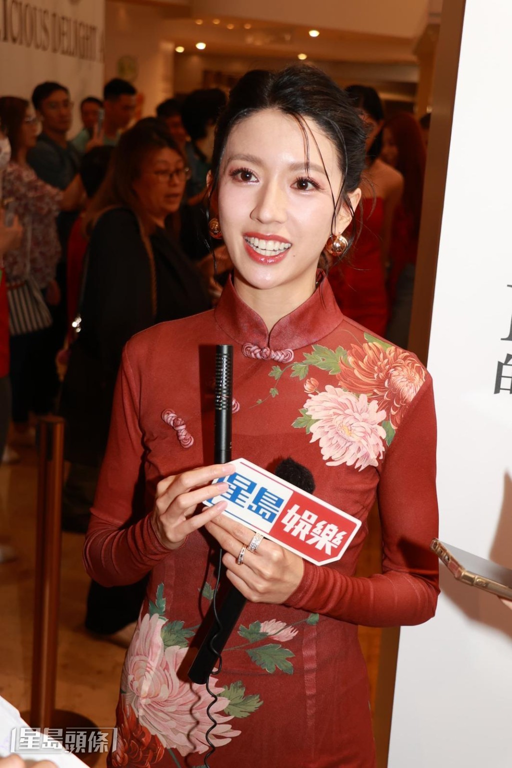 至於她有份演出的電影《女足》，上映日期則仍待公佈。