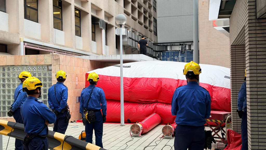 伊利沙伯醫院男子簷篷上站立 消防展開氣墊戒備